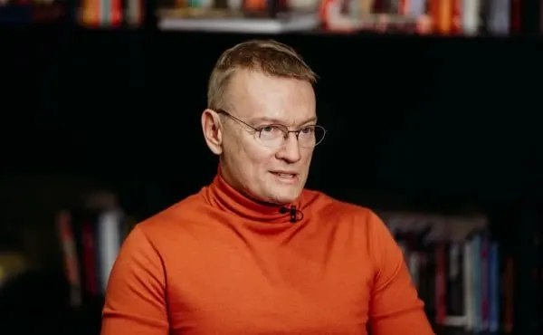 Крупные сети книжной торговли сообщают о расходах на снятие с продажи запрещённых книг и на маркировку; часть средств идёт на утилизацию и учёт материалов. В статье анализируются последствия и реакции рынка.
