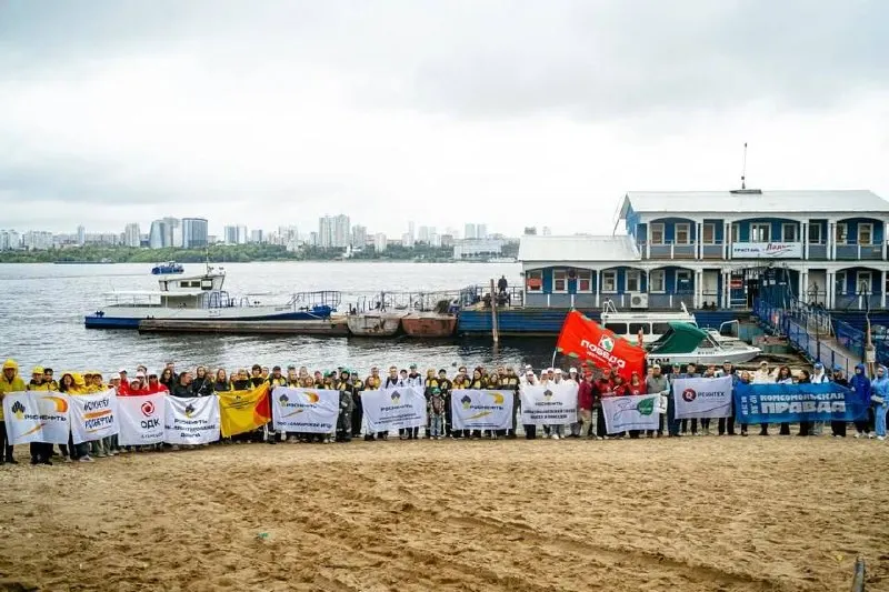 Около 130 участников уборки расчистили берег и собрали около 12 кубометров отходов, включая покрышки, металлолом, матрасы, бутылки и детские игрушки.