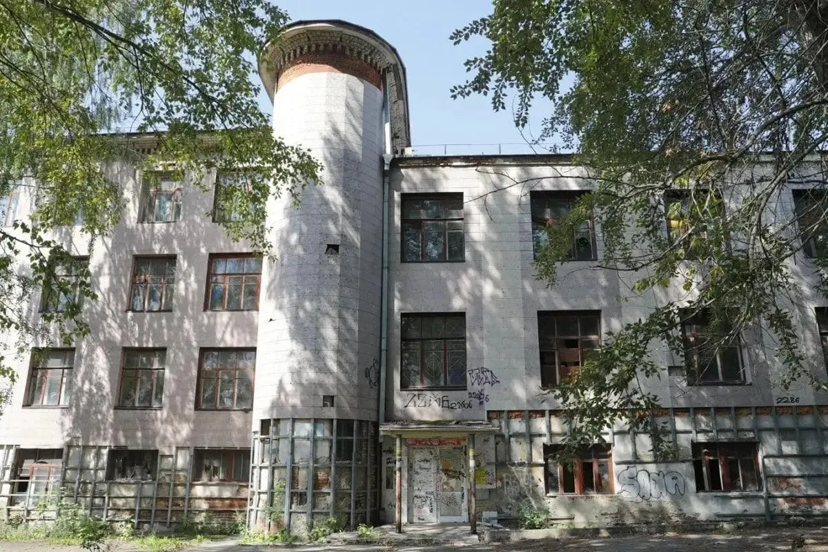 В Екатеринбурге обсуждают превращение здания бывшего штаба в отель на Блюхера, 5а; рассматриваются альтернативы — медицинский центр, офисы или образовательное учреждение. Прогноз завершения проекта — 2031 год.