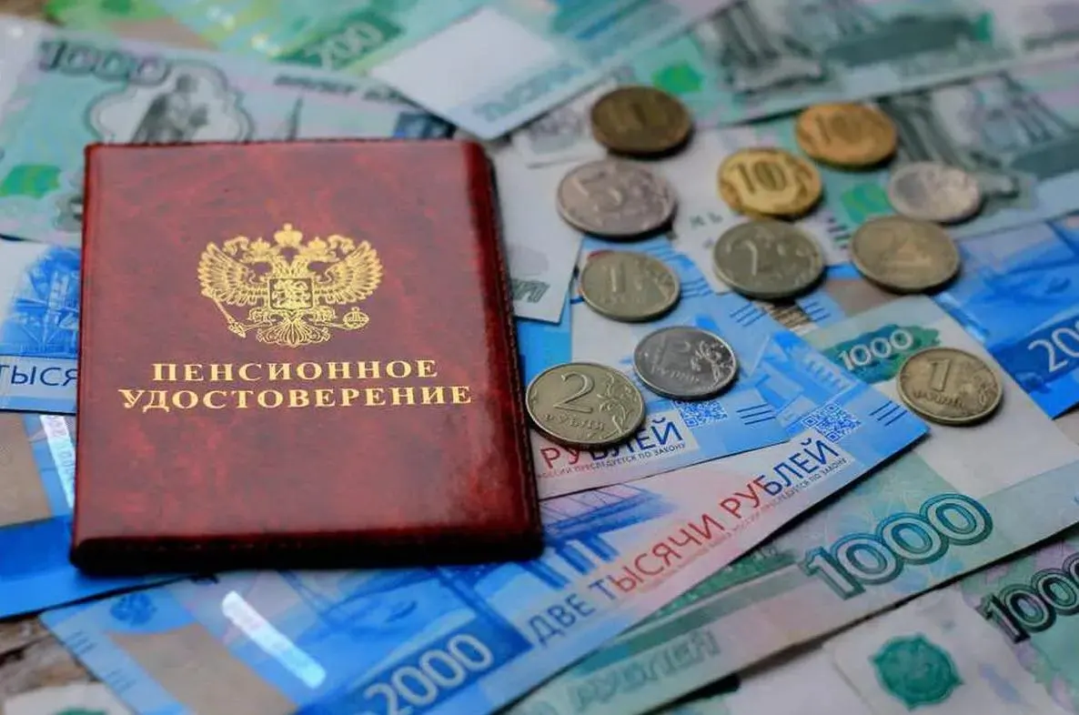 На начало 2026 года средняя выплата составила 25 854 рубля, превысив показатель 2018 года на 12 447 рублей (13 407 ₽). Число пенсионеров снижается: на учёте — 268,9 тыс. человек, пик был в 2020 году — 278,4 тыс.; доля работающих снизилась до 18%.