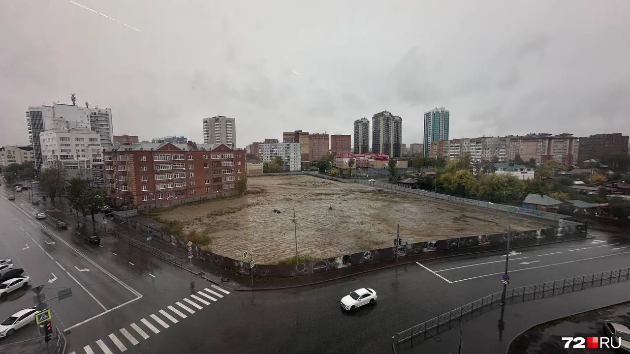 На участке у перекрестка Герцена и Камышинской создадут новый городской сквер стоимостью 400 млн ₽; первый этап работ запланирован на 2026 год, финансирование пока не определено.