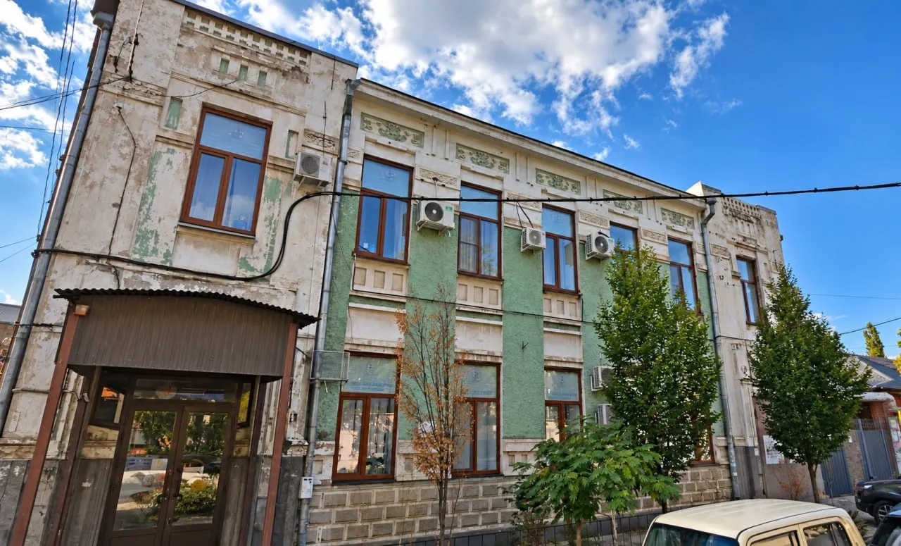 Ремонт исторического здания в центре Краснодара оценивается в 60,5 млн рублей; работы включают обновление фасада и инzitыне элементов, с завершением к 1 июля 2027 года.