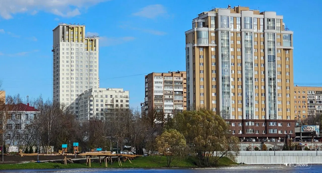 У реки Ольховки за Макаровским мостом ведут подготовку к открытию: проложены дорожки, установлено освещение, обустроены ливневки и возведена подпорная стенка.