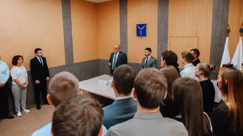 Городские власти обсуждают усиление контроля за движением по зелёным территориям и за размещение рекламы на тротуалах, а также ответственность за отсутствие ограждений во время вскрышных работ.