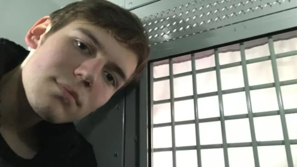 Дмитрий Морозов обвиняется в хранении наркотиков, связанного с попыткой проведения митинга против нарушений на выборах. Максимальное наказание — десять лет заключения.