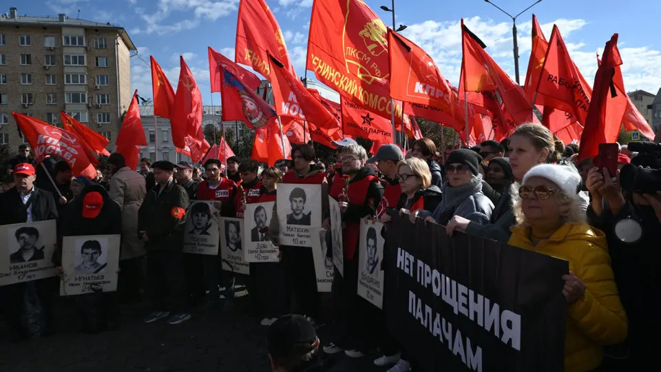 В столице задержали участников митинга КПРФ к годовщине расстрела Белого дома; суды вынесли штрафы и аресты участникам акции, а протестующие заявили о нарушениях прав и требованиях к честным выборам.