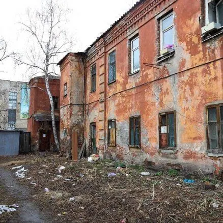 Участок на улице Ударника, ранее считавшийся объектом культурного наследия, не нашёл покупателей и остался без инвестора; в доме, примыкающем к территории, проживают около 50 человек.