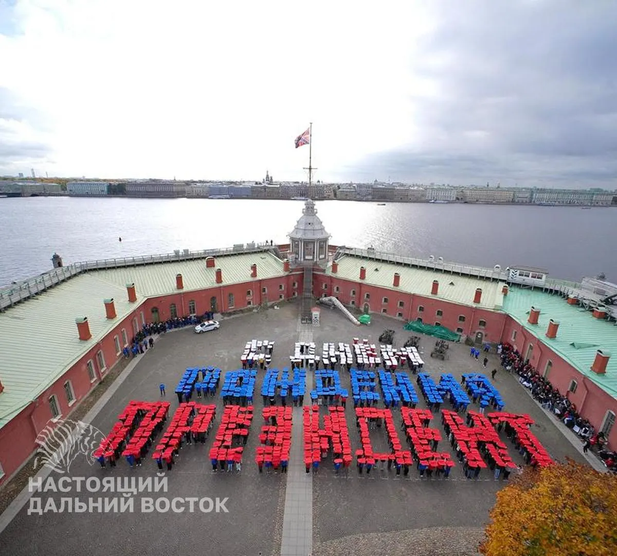 Дошколята в Анадыре и Хабаровске поздравили Путина с днём рождения, а художник оформил фасад дома муралом с цитатой лидера, подчёркивая семейные ценности и внимание к людям.