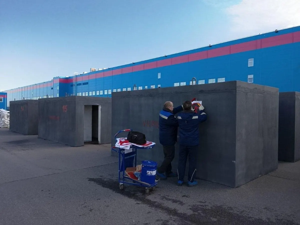 На складе в Буграх Ленинградской области размещено 30 бетонных укрытий и укрепления из мешков с песком. Персонал регулярно участвует в учениях по ЧС, чтобы действовать по плану во время тревоги.