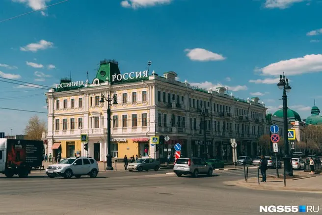 Площадь помещения — 871,9 кв.м, начальная цена около 50,4 млн рублей. Осмотр объекта возможен через городской департамент имущественных отношений. Торги запланированы на 17 декабря 2026 года.