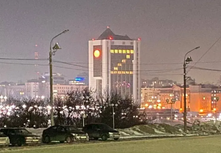 Депутаты обсуждают возможность допускать к высшим должностям людей с бакалаврским дипломом и минимальным стажем, что вызывает споры и опасения за качество госуправления.