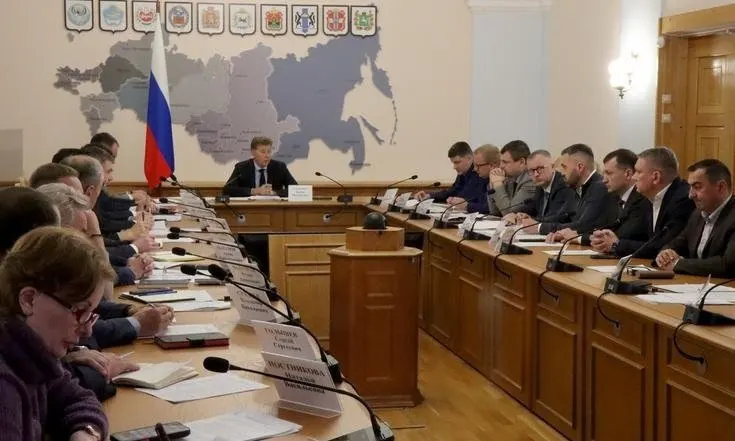 Полпредство констатировало задержки в реализации концессионных школ и призвало ускорить работы. В PPP-проектах заключено соглашение на шесть школ, однако ни одна не достроена; ситуацию осложнили аресты и смена подрядчиков.