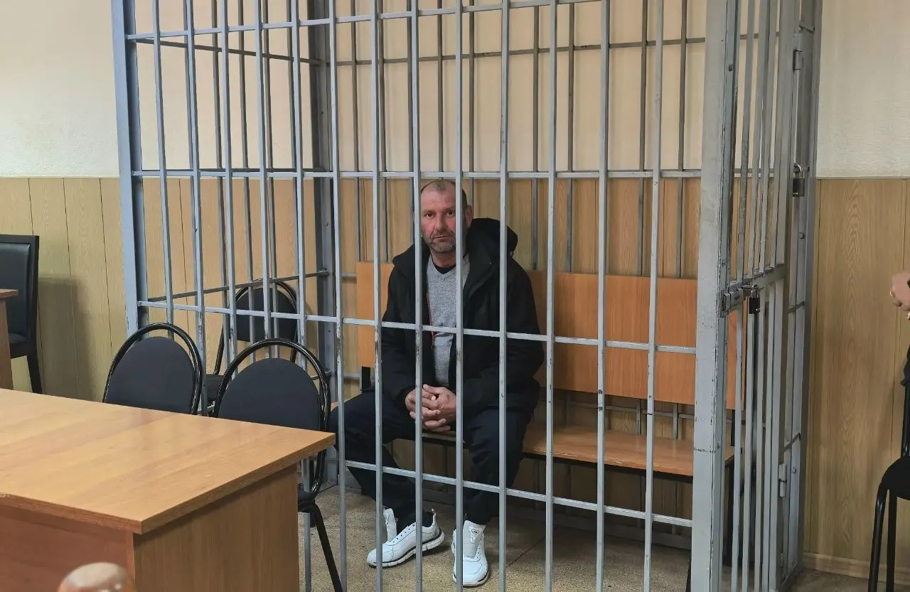 На детской площадке в Волгограде между двумя мужчинами произошла драка; пострадавший был доставлен в больницу, подозреваемый задержан, возбудили уголовное дело.
