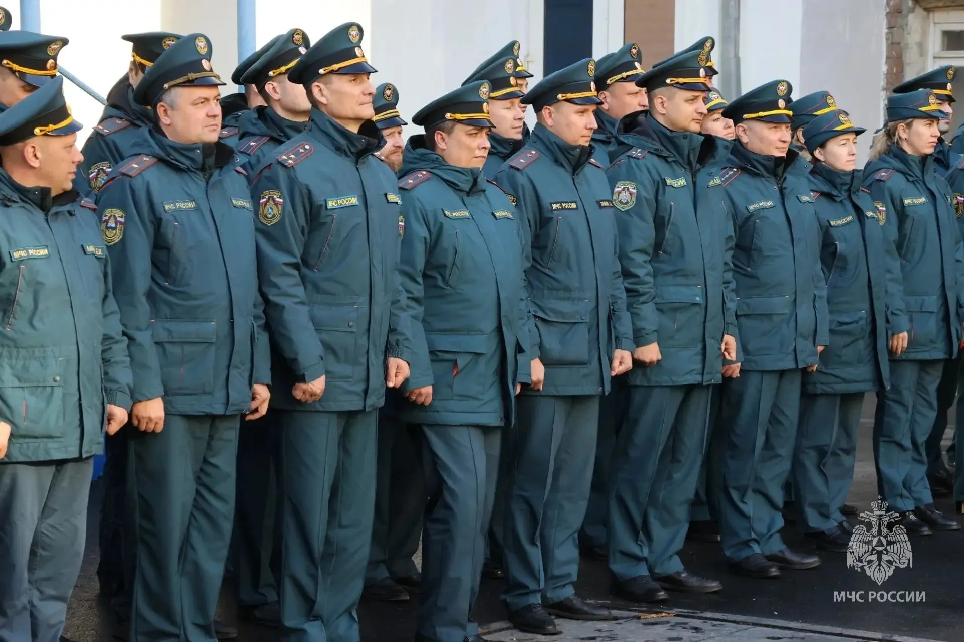Полковник Игорь Быков завершил многолетнюю службу, возглавлял тушение крупных пожаров и координацию действий по борьбе с лесными возгораниями; церемония проводов прошла по традиции пожарного братства.
