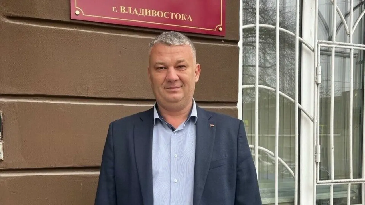Задержание связано с публикациями 2020 года, в которых он выражал поддержку Фургала; материалы сочли экстремистскими. Ему грозит штраф или арест до 15 суток.
