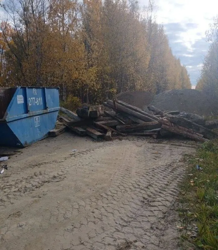 Жители деревни Соснина в Нижневартовском районе оказались отрезаны от райцентра: единственная дорога закрыта, магазины отсутствуют, медпомощь недоступна.