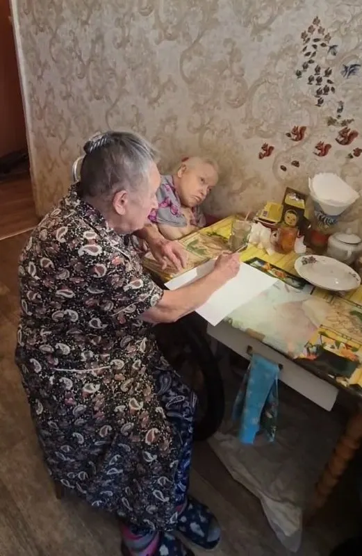 Жители региона собрали необходимые средства и заказали современный электрический подъемник для пожилой женщины и её дочери.