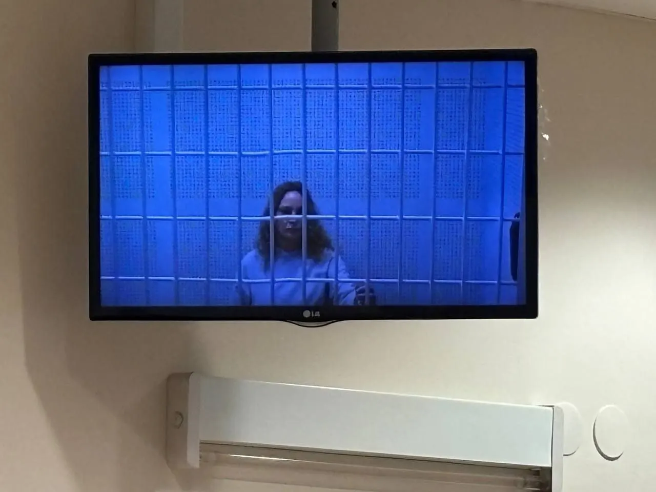 Суд вынес обвинительный приговор бывшему депутату за получение крупной взятки и участие в легализации денежных средств через благотворительный фонд.