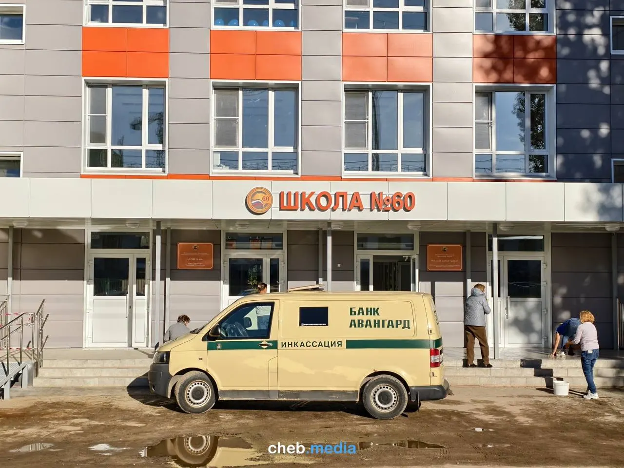 После капитального ремонта школ в Чувашской республике родителей вновь призывают внести добровольные взносы; обсуждаются итоги ремонта и планы на учебный год.