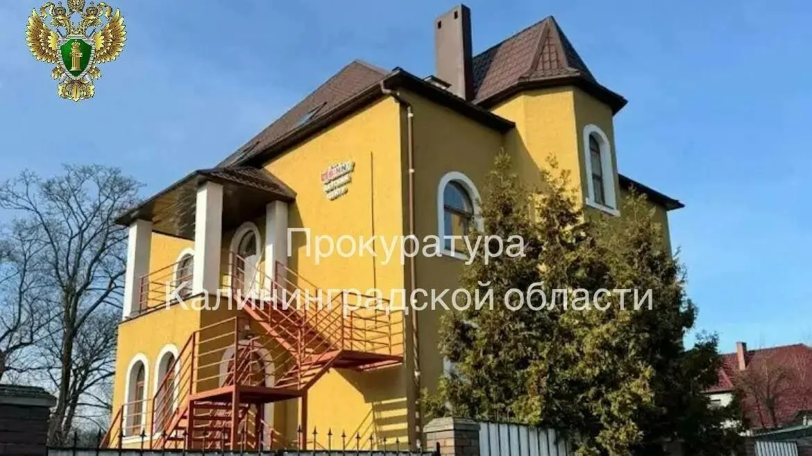 Девочка зацепилась за лазилку в экоцентре и упала, получив серьёзные травмы; возбудили уголовное дело по ч. 2 ст. 238 УК РФ.