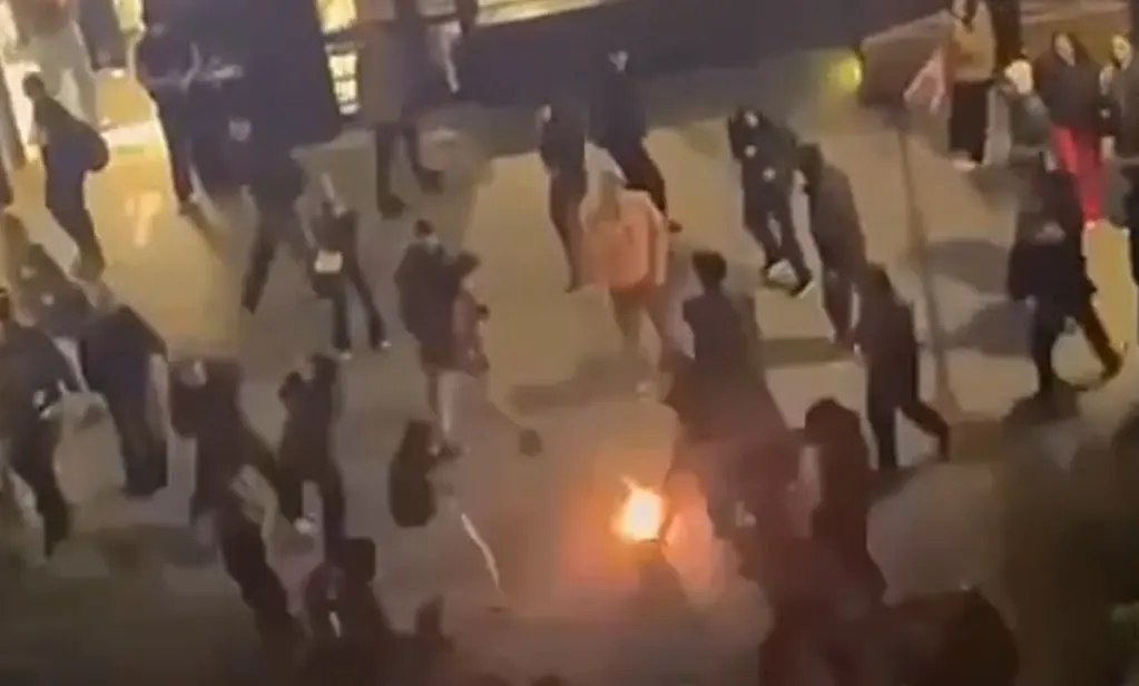 На рынке города Челябинска произошла массовая драка с дымовыми шашками; полиция ведет проверку обстоятельств.