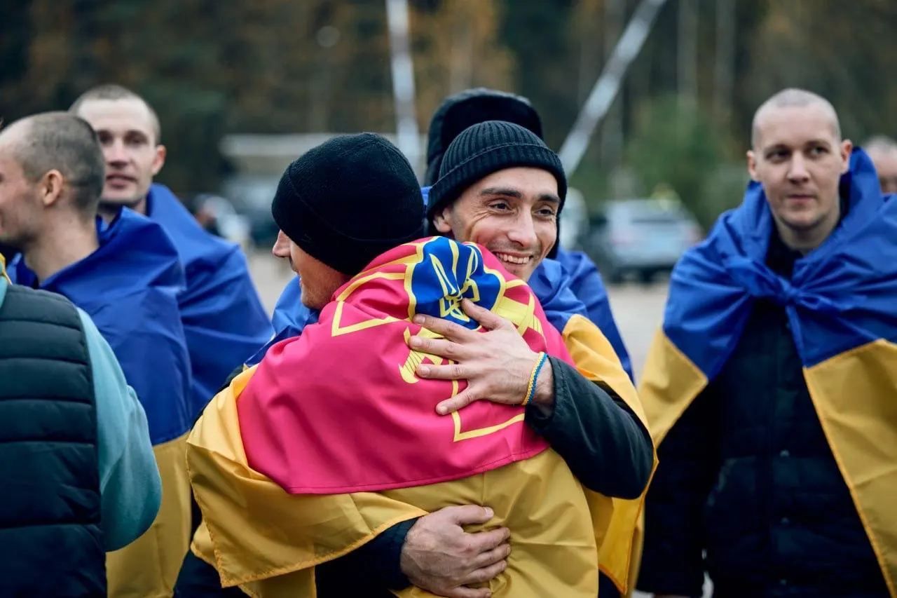 После обмена пленными в Украину вернулся боец полка «Азов» Александр Максимчук, которому в России вынесли 20 лет колонии по обвинениям в терроризме.