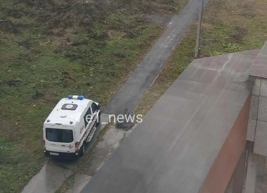 Мужчина погиб возле крупного медицинского учреждения; обстоятельства инцидента устанавливаются.