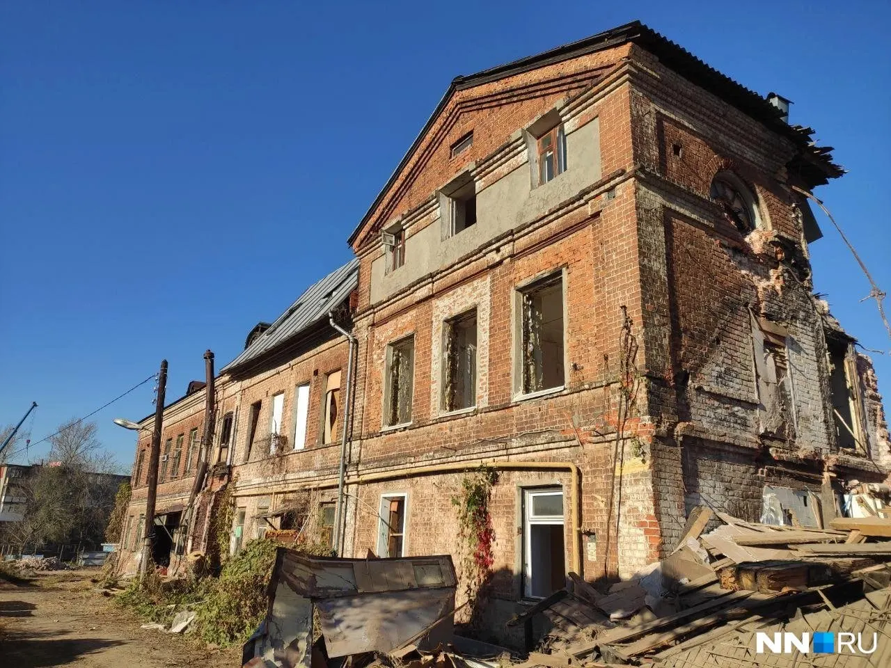 На участке между улицами Гоголя и Заломова начались работы по сносу зданий в целях реализации новой застройки; территория огорожена, планируется возведение жилых домов.