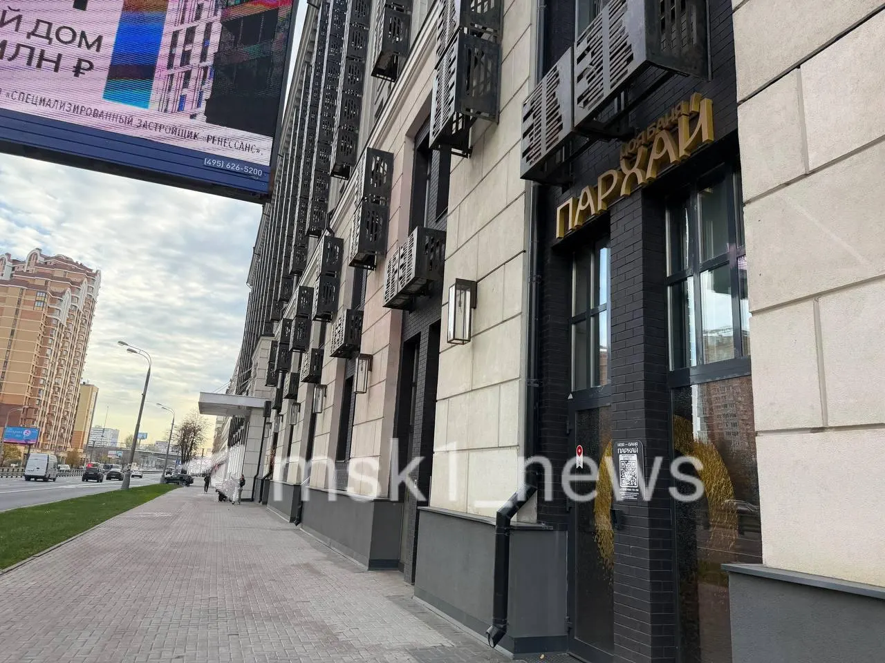 В престижном жилом комплексе столицы произошло убийство. Расследование продолжается, очевидцы описывают драматичную ночь.