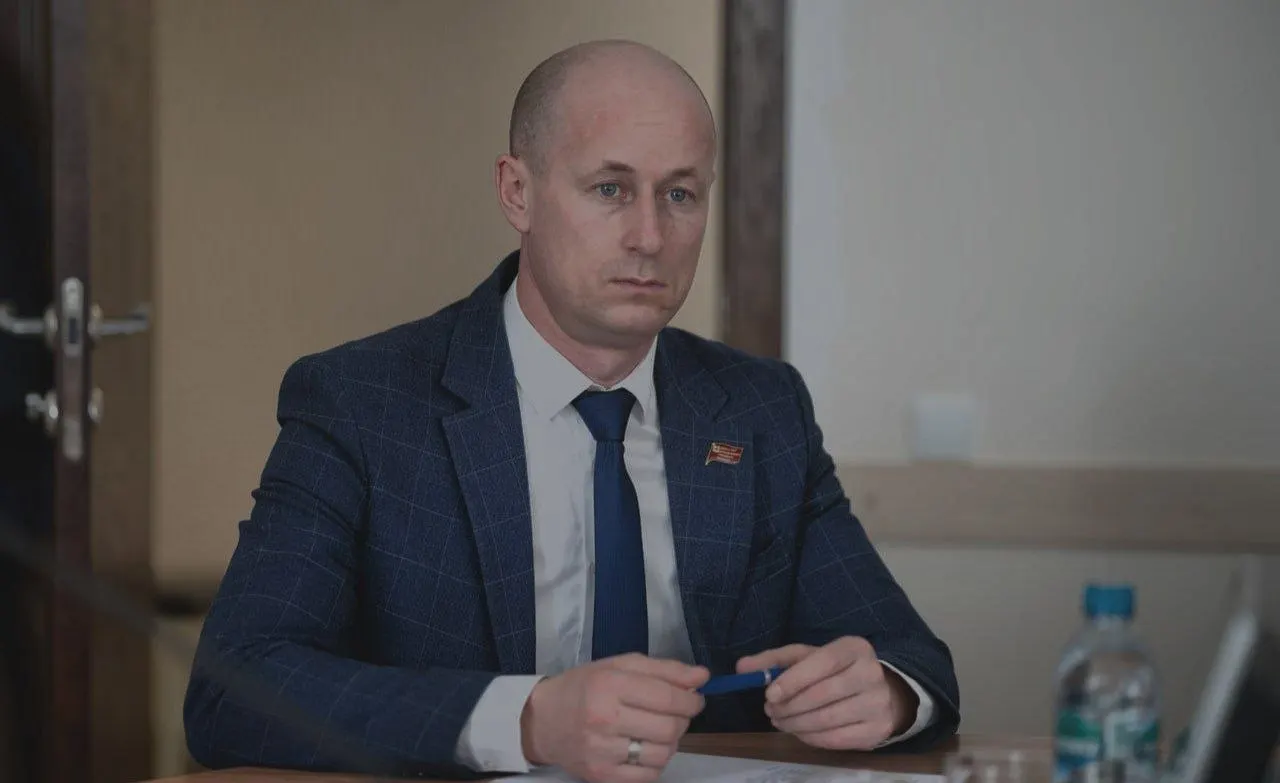 Награда была вручена чиновнику, чья биография связана с военным формированием, что вызывает вопросы о соответствии награды реальным делам и событиям вокруг подразделения.