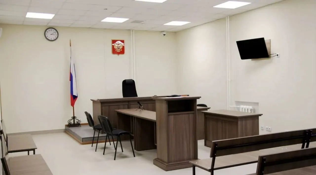 Суд обязал продавца выплатить 58 300 рублей за дефектный полушубок, а также компенсировать убытки, моральный вред и госпошлину.
