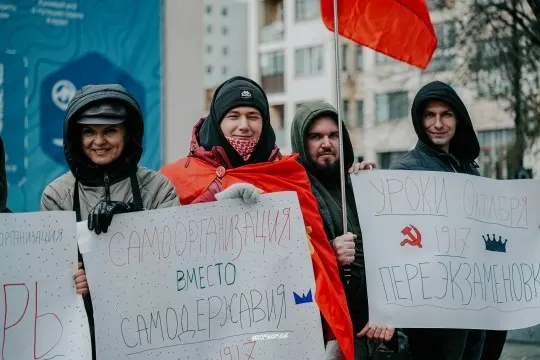 Активисты КПРФ и комсомольские организации провели акцию в Хабаровске к годовщине революции 1917 года, призвав власть переосмыслить исторический опыт и обсудить развитие местного самоуправления.