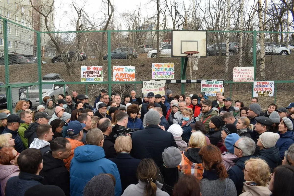 Жители борются с застройщиком с 2019 года; прокуратура считает работы законными, спор идёт вокруг разрешений и последствий.