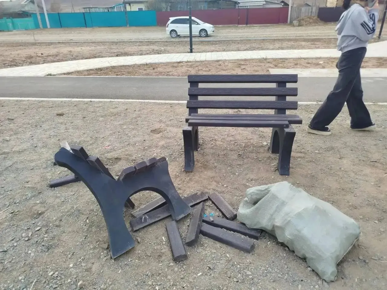 Подросток повредил скамейку в парке; ущерб оценивается в свыше 20 тысяч рублей. За вандализм ему грозит штраф до 40 тысяч рублей, а также обязательные или исправительные работы, либо арест до трёх месяцев.