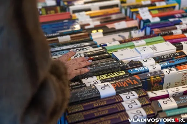 Во Владивостоке объявлена ликвидация популярного книжного магазина: скидки до 50% и уход с рынка на фоне падения выручки.