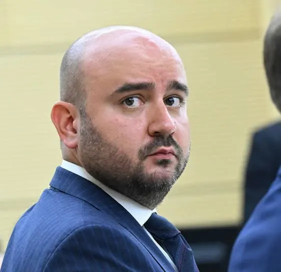 Сообщается об обострении обстановки: силы отражают атаку, на местах работают экстренные службы. Жителям рекомендуется не распространять кадры и обращаться к 112 при необходимости.
