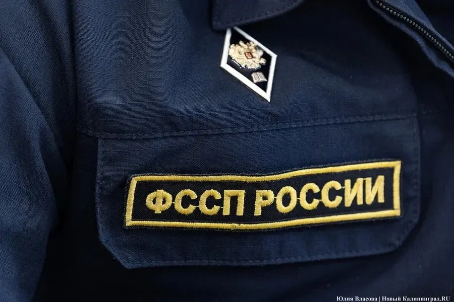 После ареста счетов и введённых ограничений на регистрационные действия с автомобилями и помещением должник погасил долг; средства перечислены на депозит, исполнительский сбор не начислялся.