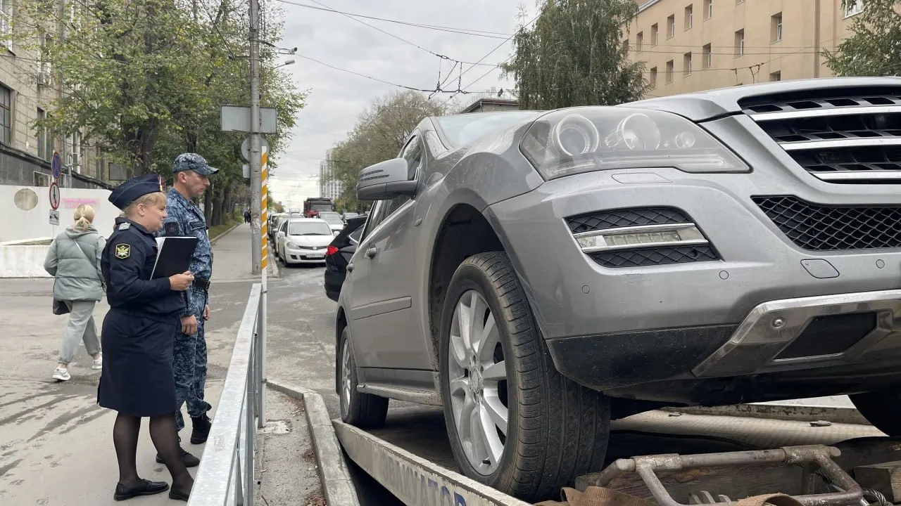 У женщины образовался долг перед юридическим лицом на сумму свыше миллиона рублей. Приставы нашли её автомобиль неподалёку от здания ведомства. Ей дали 10 дней на погашение, иначе авто уйдёт на торги.