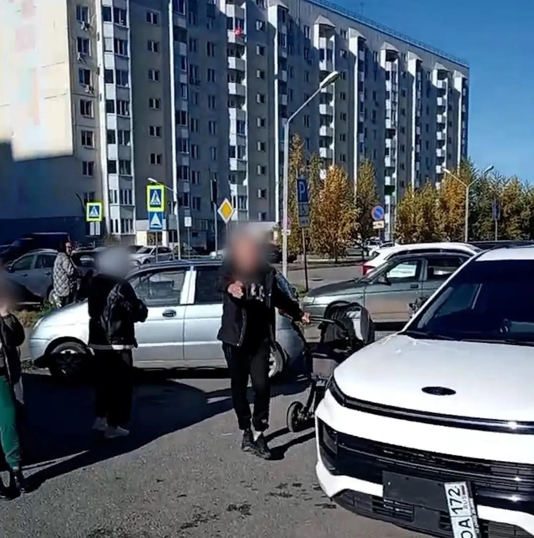 По данным полиции, мужчина угрожал соседям и повреждал чужое имущество; расследование продолжается, суд примет меру пресечения.