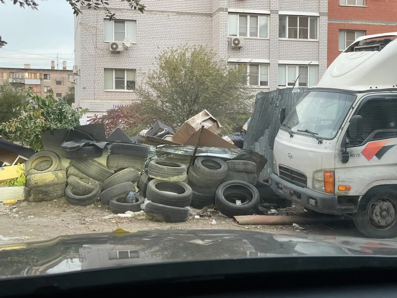 Жители микрорайона жалуются на скопившийся мусор на контейнерной площадке и требуют разъяснений по графику вывоза, предупреждая о риске пожара.