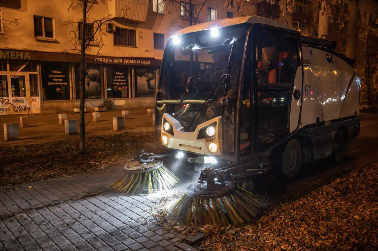 Городские власти усиливают уборку улиц, начав круглосуточные проверки: техника выезжает на маршруты, задержки минимальны.