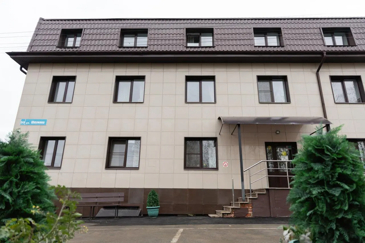 Прокуратура выявила 38 нарушений в филиале на Шаумяна, большинство по пожарной безопасности; суд временно запретил работу учреждения. Родственники и сотрудники волнуются за судьбу постояльцев.