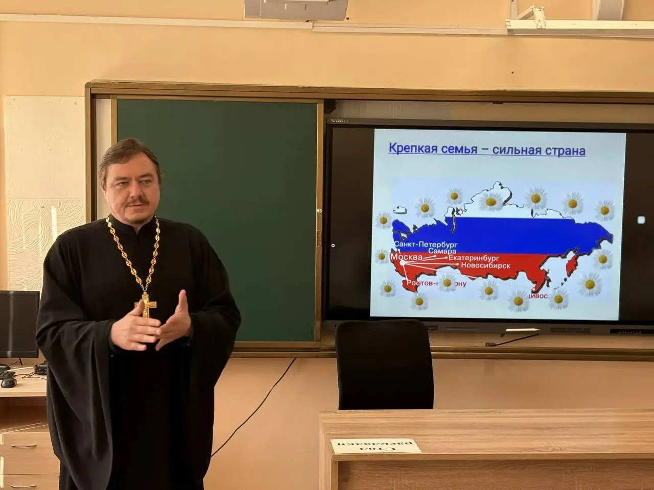 Правительство ХМАО подписало соглашение с Русской православной церковью о патриотическом и религиозном воспитании детей. По словам митрополита Павла, участие священнослужителей и ветеранов в уроках мужества может стать обязательным, а также запланированы дополнительные занятия о днях воинской славы. Решение пока не утверждено.