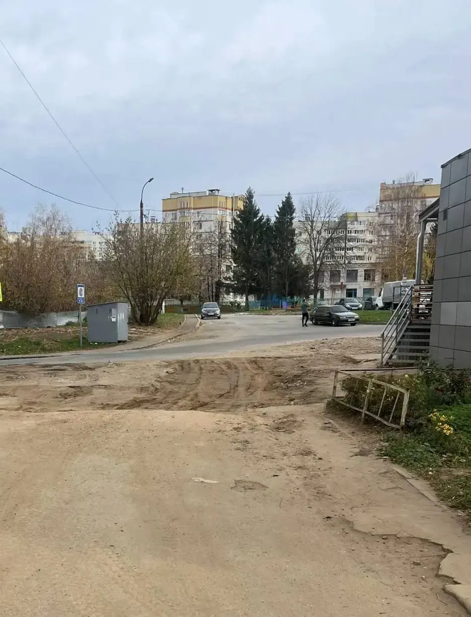 Дорога между домами №2 и №4 превратилась в грунтовку, мешая проходу к остановкам, школе и поликлинике; жители требуют вернуть дорогу в надлежащее состояние.