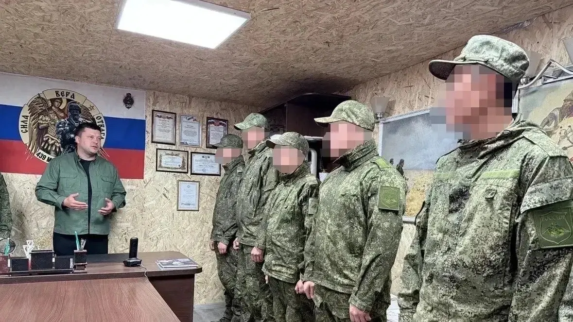 По словам адвоката, визит носил гуманитарный характер и не связан с военной службой; заявления о подписании контракта не соответствуют действительности.