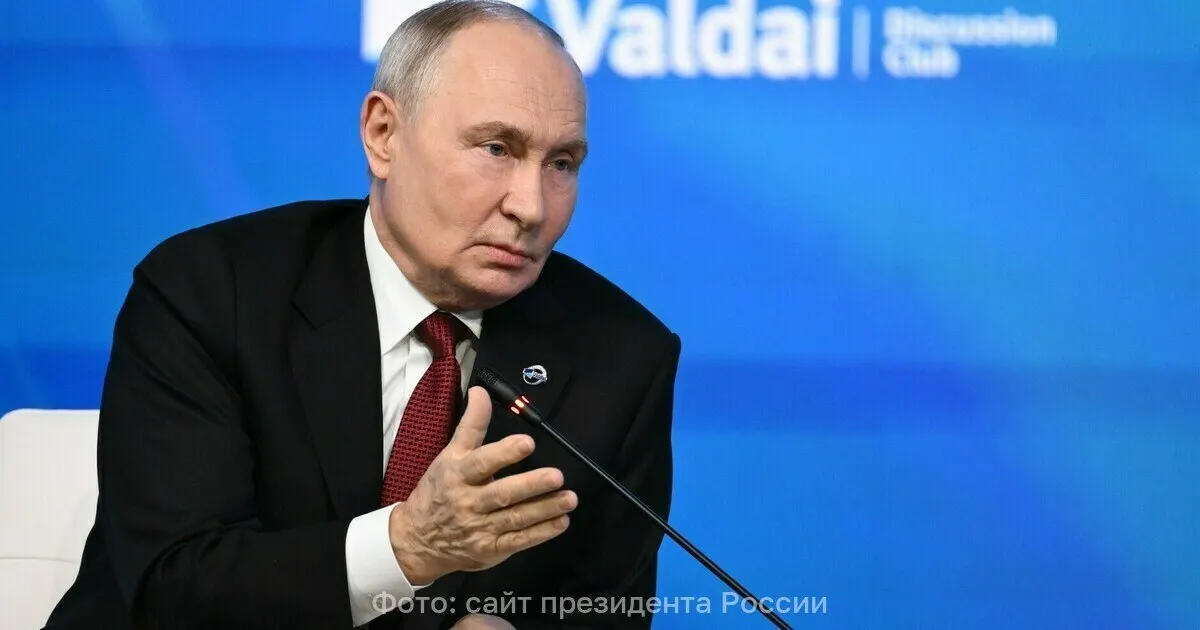 Граждане России пришли на участки и выстроились в очереди на голосование на фоне угроз.