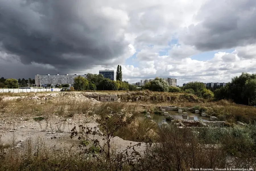 В Калининграде обсуждают будущее центра города: власти предложили превратить часть площади вокруг бывшего Королевского замка и Дома Советов в парк и разместить там филиал центра «Россия», а архитекторы настаивают на продолжении открытой дискуссии ради центра.