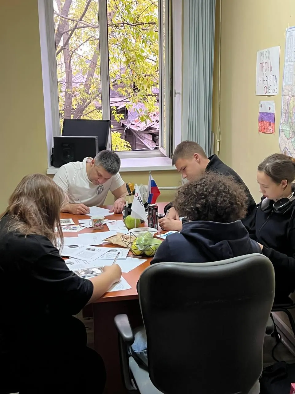 Участники написали письма и открытки заключённым по политическим статьям; планируются новые встречи.