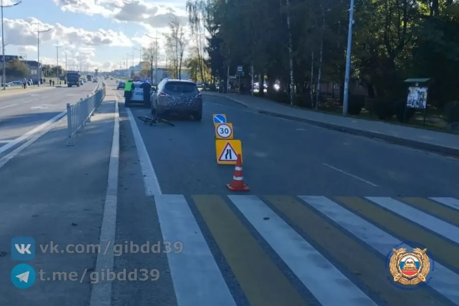 На нерегулируемом пешеходном переходе автомобиль сбил подростка; пострадавший доставлен в медицинское учреждение, причины аварии устанавливаются.