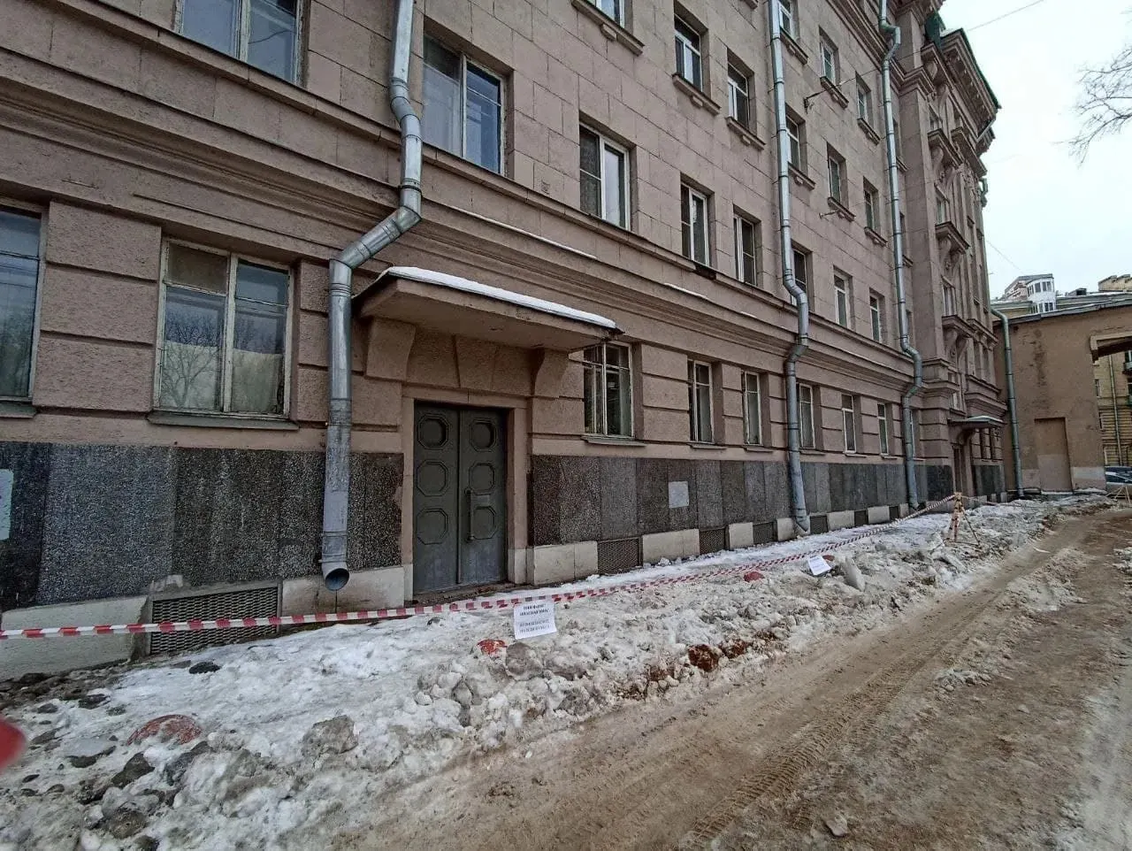 Следственные органы подтвердили фиктивное трудоустройство дворников и распределение зарплат между организаторами; несколько фигурантов получили условные сроки.